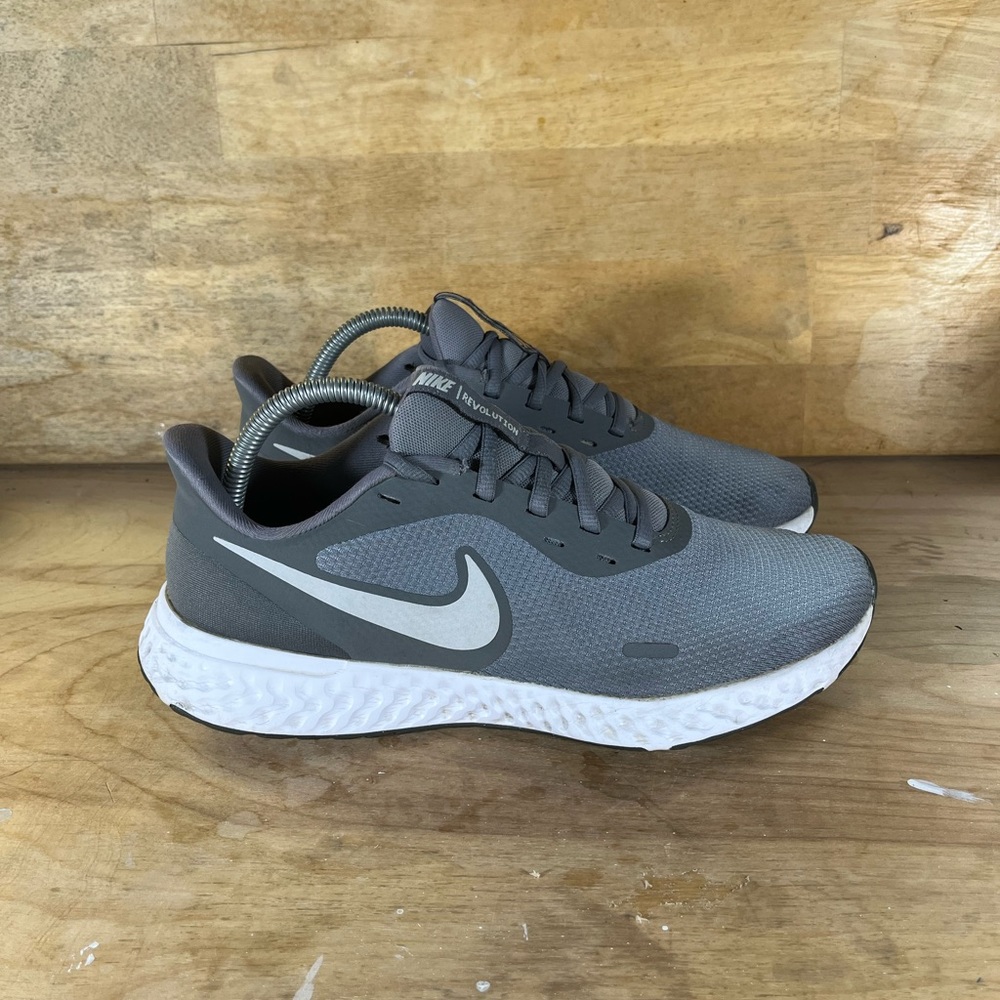 Nike Revolution 5 Womens Size 10 Running Shoes Sneakers Gray White BQ3207-005 - Picture 1 of 8